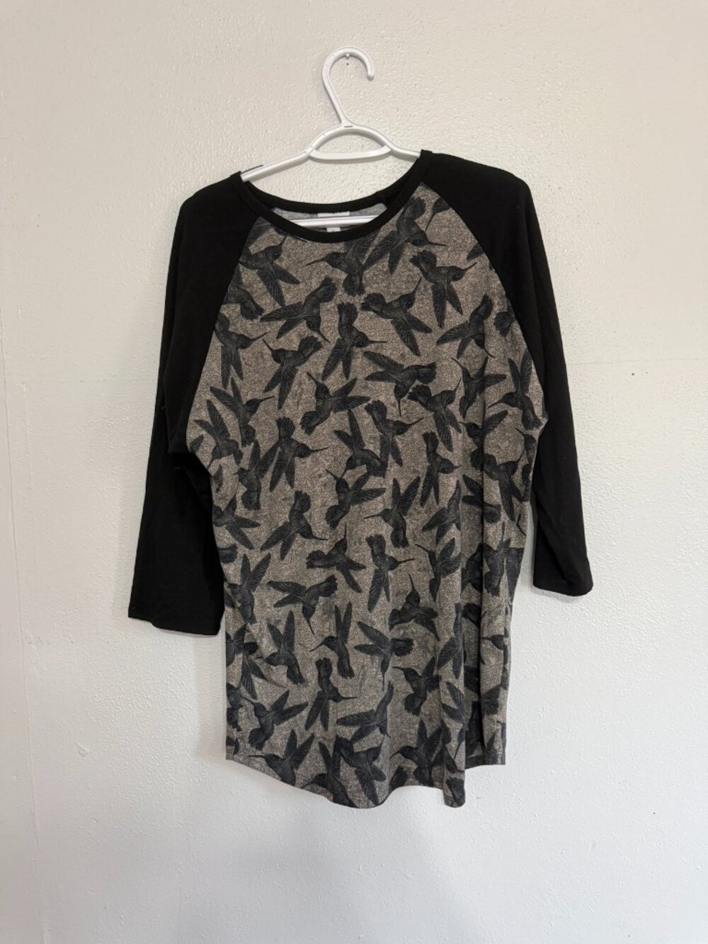 NWOT LuLaRoe Randy Grey Black Hummingbird Raglan Top XL 🖤